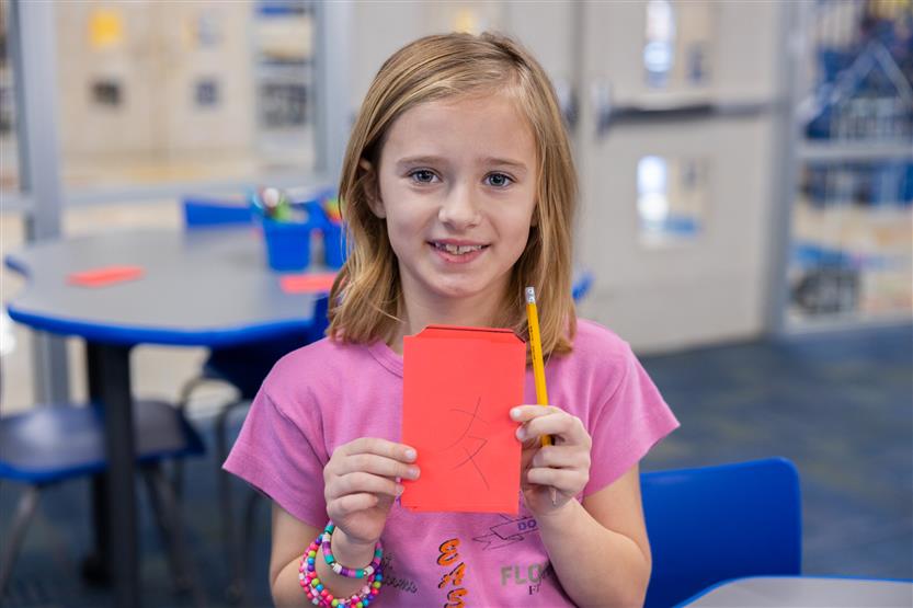Students make red envelopes in the library